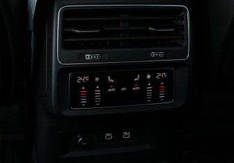 Подержанный автомобиль Audi Q8 2021 года (10 фото)