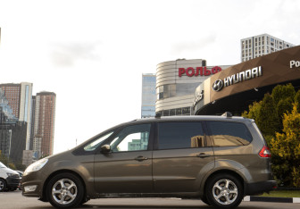 Подержанный автомобиль Ford Galaxy 2011 года (6 фото)