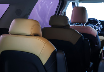 Подержанный автомобиль Kia Carnival 2021 года (10 фото)