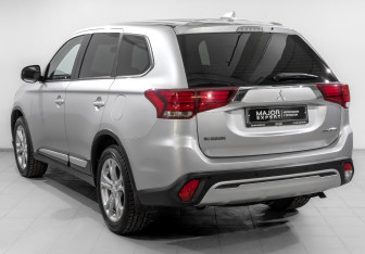 Подержанный автомобиль Mitsubishi Outlander 2020 года (7 фото)