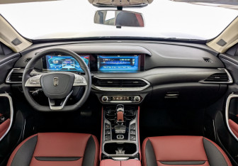 Новый FAW Bestune T77 2024 (10 фото)