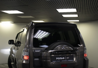 Подержанный автомобиль Mitsubishi Pajero 2012 года (21 фото)