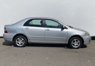 Подержанный автомобиль Toyota Corolla Sedan 2002 года (4 фото)
