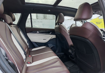 Подержанный автомобиль Geely Monjaro 2023 года (15 фото)