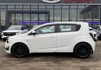 Подержанный автомобиль Chevrolet Aveo Hatchback 2014 года (7 фото)