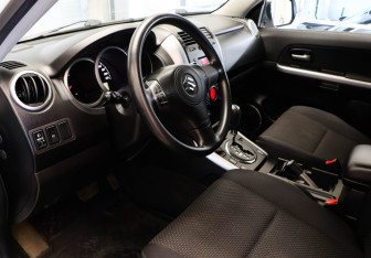 Подержанный автомобиль Suzuki Grand Vitara 2008 года (11 фото)