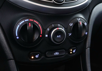 Подержанный автомобиль Hyundai Solaris Hatchback 2015 года (16 фото)