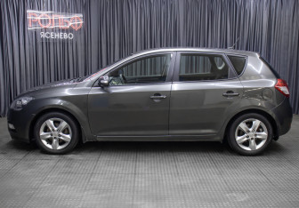 Подержанный автомобиль Kia Ceed Hatchback 2011 года (8 фото)