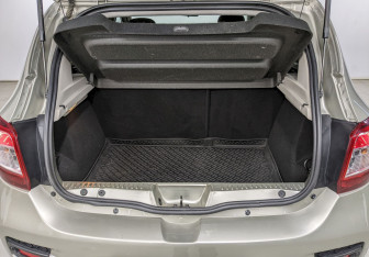 Подержанный автомобиль Renault Sandero 2016 года (10 фото)