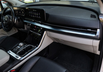 Подержанный автомобиль Kia Carnival 2021 года (7 фото)