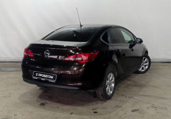 Подержанный автомобиль Opel Astra Sedan 2014 года (7 фото)