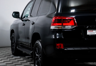 Подержанный автомобиль Toyota Land Cruiser Suv 2016 года (20 фото)