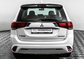 Подержанный автомобиль Mitsubishi Outlander 2022 года (6 фото)