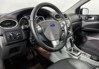 Подержанный автомобиль Ford Focus Sedan 2010 года (13 фото)