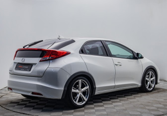 Подержанный автомобиль Honda Civic Hatchback 2012 года (5 фото)
