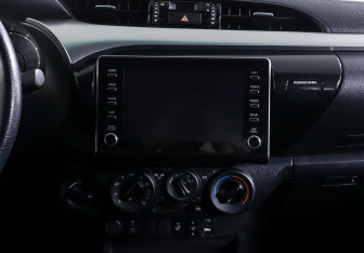 Подержанный автомобиль Toyota Hilux 2020 года (14 фото)