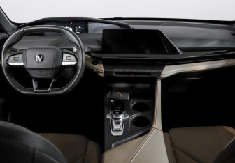 Подержанный автомобиль Changan UNI-V 2022 года (12 фото)