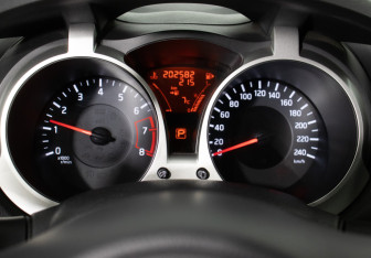 Подержанный автомобиль Nissan Juke 2011 года (12 фото)