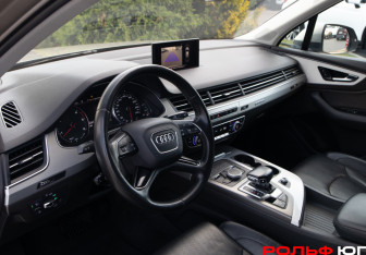 Подержанный автомобиль Audi Q7 2015 года (10 фото)