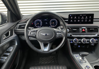 Подержанный автомобиль Genesis G70 2020 года (16 фото)