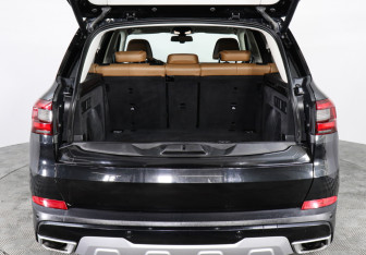 Подержанный автомобиль BMW X5 2019 года (9 фото)