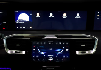 Подержанный автомобиль Hongqi E-HS9 2023 года (15 фото)