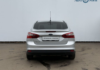 Подержанный автомобиль Ford Focus Sedan 2012 года (6 фото)