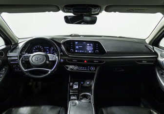 Подержанный автомобиль Hyundai Sonata 2020 года (14 фото)
