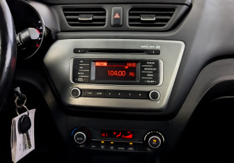 Подержанный автомобиль Kia Rio Sedan 2016 года (15 фото)