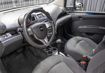 Подержанный автомобиль Chevrolet Spark 2011 года (15 фото)