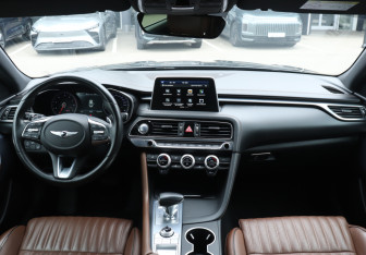 Подержанный автомобиль Genesis G70 2020 года (12 фото)
