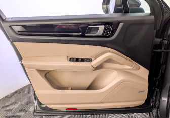 Подержанный автомобиль Porsche Cayenne 2021 года (19 фото)