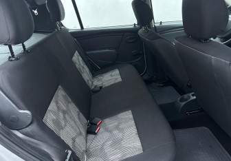 Подержанный автомобиль Renault Sandero 2012 года (14 фото)