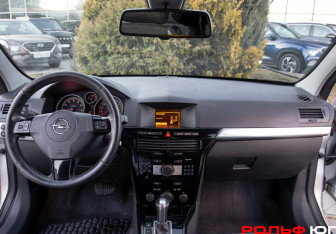 Подержанный автомобиль Opel Astra Sedan 2011 года (10 фото)