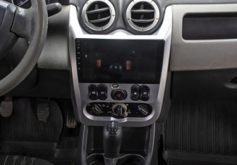 Подержанный автомобиль Renault Logan Sedan 2011 года (15 фото)