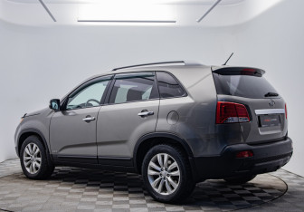 Подержанный автомобиль Kia Sorento 2010 года (3 фото)