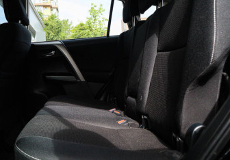 Подержанный автомобиль Toyota RAV4 2017 года (8 фото)