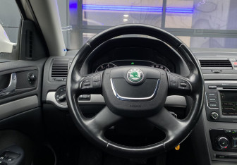 Подержанный автомобиль Skoda Octavia Wagon 2011 года (14 фото)