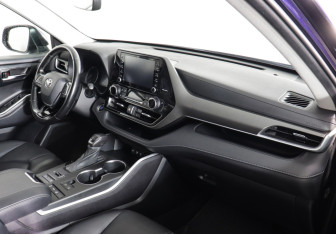 Подержанный автомобиль Toyota Highlander 2021 года (8 фото)