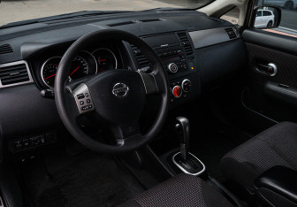 Подержанный автомобиль Nissan Tiida Hatchback 2012 года (12 фото)