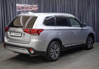 Подержанный автомобиль Mitsubishi Outlander 2019 года (5 фото)