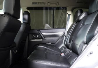 Подержанный автомобиль Mitsubishi Pajero 2015 года (12 фото)