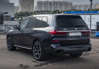Подержанный автомобиль BMW X7 2019 года (7 фото)