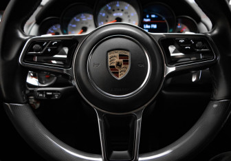 Подержанный автомобиль Porsche Cayenne 2015 года (10 фото)