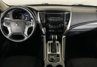 Подержанный автомобиль Mitsubishi Pajero Sport 2019 года (12 фото)