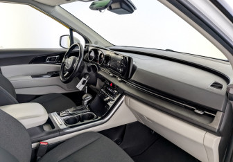 Подержанный автомобиль Kia Carnival 2021 года (11 фото)