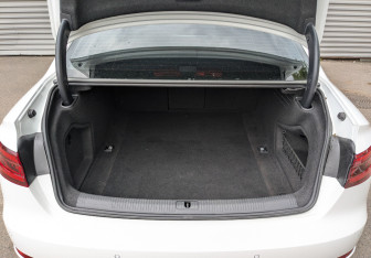 Подержанный автомобиль Audi A4 Sedan 2018 года (10 фото)