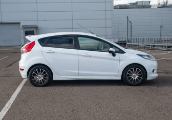 Подержанный автомобиль Ford Fiesta Hatchback 2011 года (4 фото)
