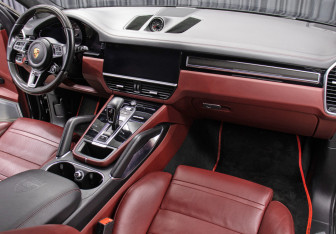 Подержанный автомобиль Porsche Cayenne 2018 года (10 фото)