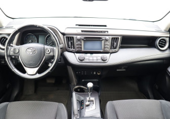 Подержанный автомобиль Toyota RAV4 2016 года (13 фото)